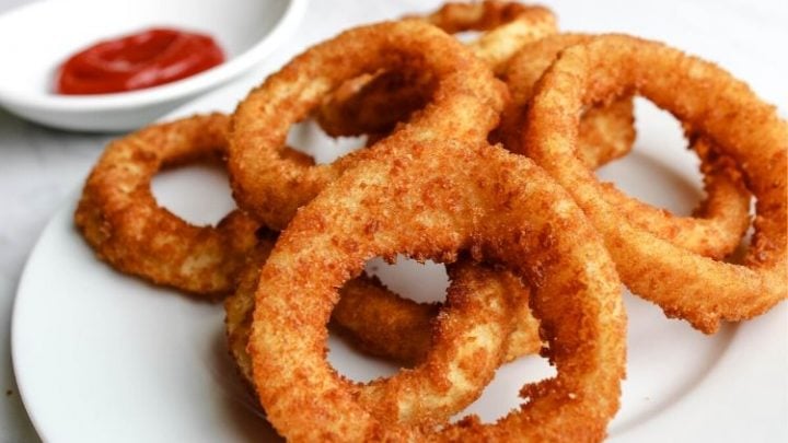 https://www.everydayfamilycooking.com/wp-content/uploads/2019/11/frozen-onion-rings-in-air-fryer-720x405.jpg