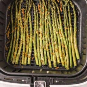 Cooked asparagus in air fryer