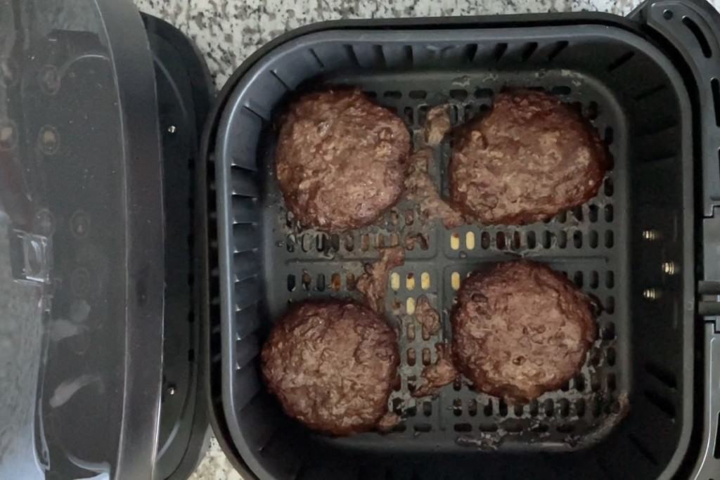 Cooked hamburgers in air fryre