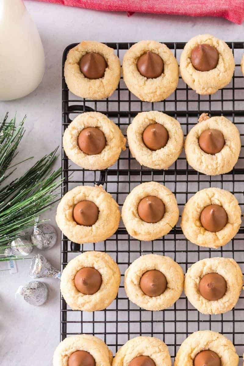 https://www.everydayfamilycooking.com/wp-content/uploads/2021/10/Hershey-Kiss-Cookies-Without-Peanut-Butter6.jpg