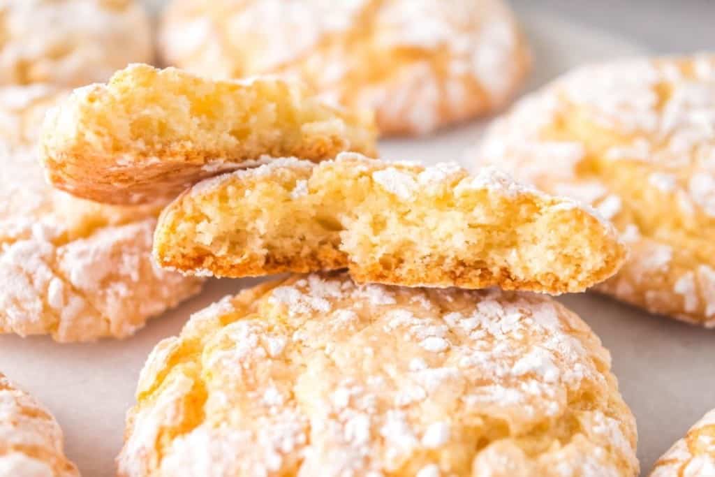 Delicious vanilla crinkle cookies with powdered sugar topping