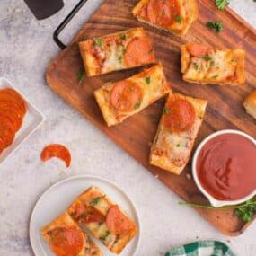 Easy-to-make and delicious french bread pizza in air fryer