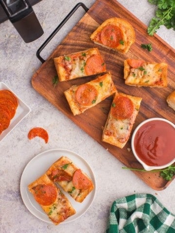 Easy-to-make and delicious french bread pizza in air fryer