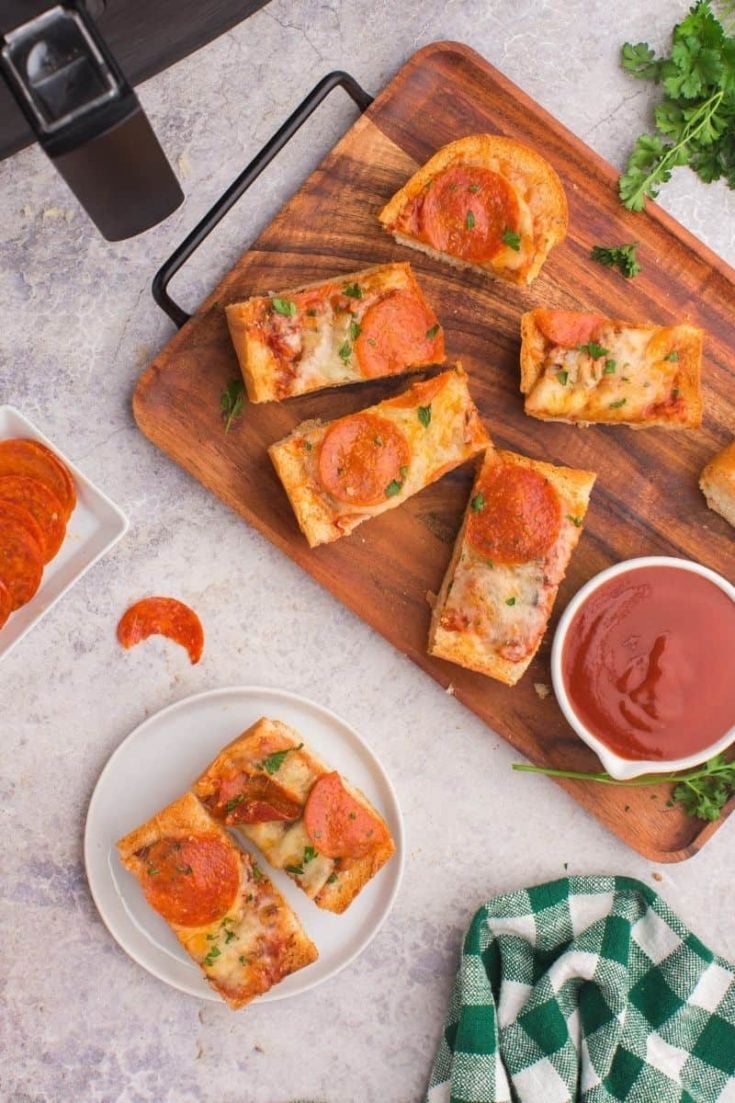 Easy-to-make and delicious french bread pizza in air fryer