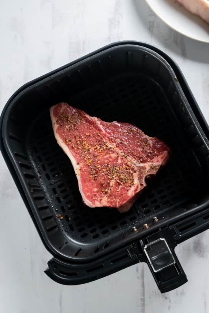 place raw steak in air fryer