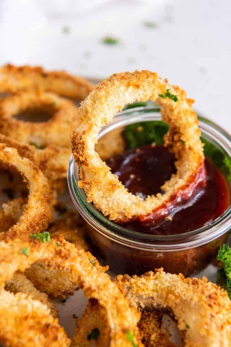 https://www.everydayfamilycooking.com/wp-content/uploads/2022/01/air-fryer-onion-rings6.jpg