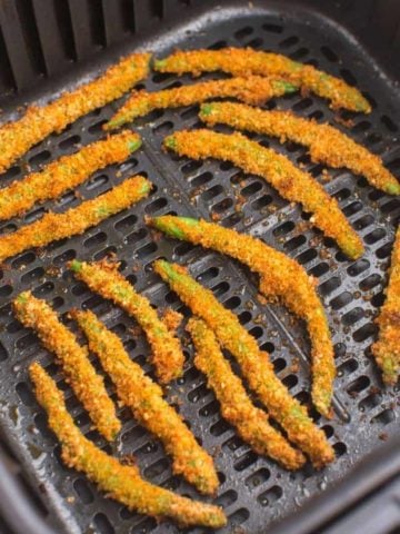 close up of green bean fries in air fryer