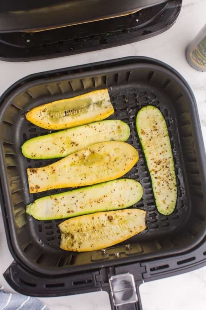 place seasoned squash slices in air fryer