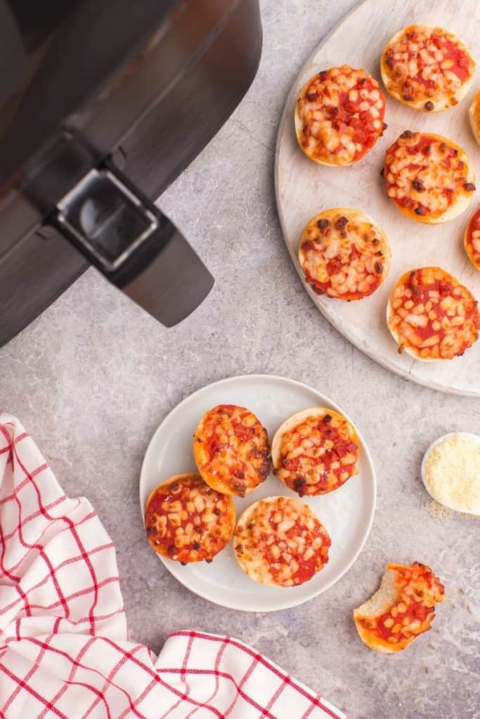 plates with bagel bites cooked in air fryer