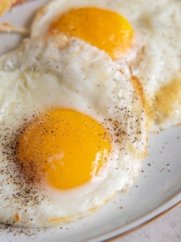 close up of a fried egg cooked in air fryer