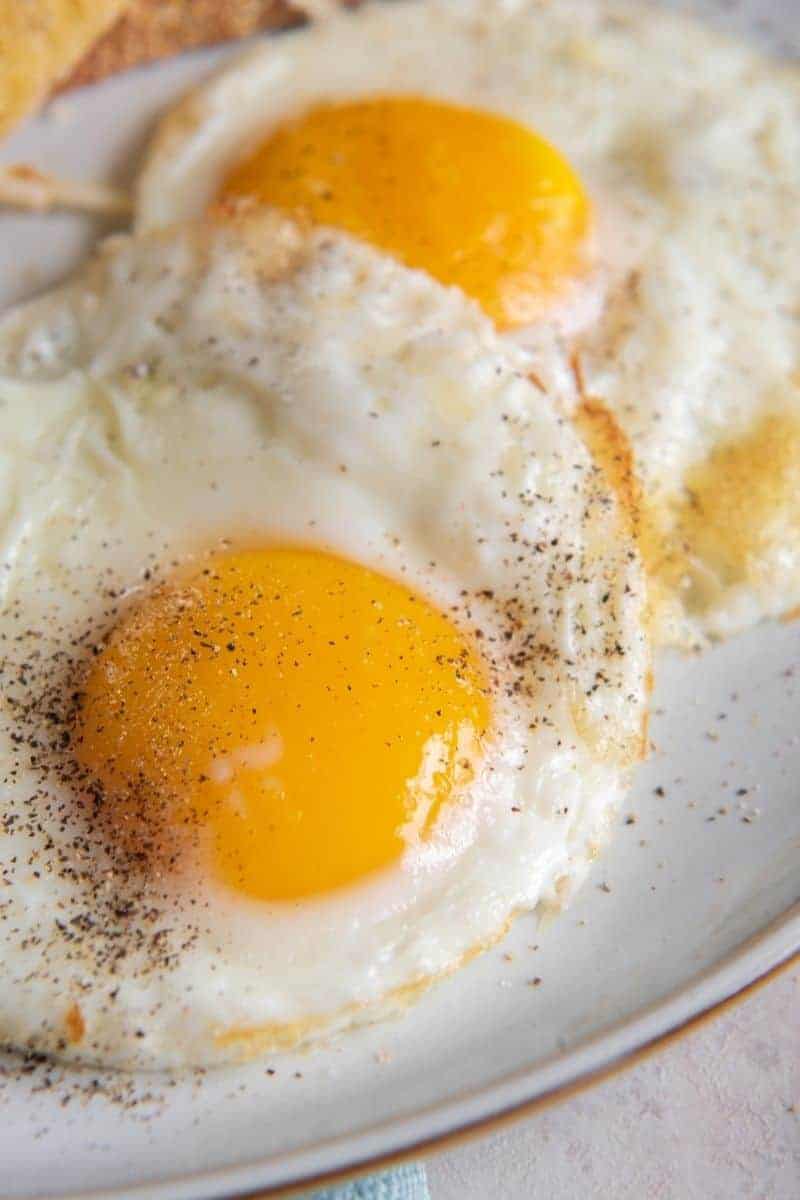 How to make crispy air fryer fried egg