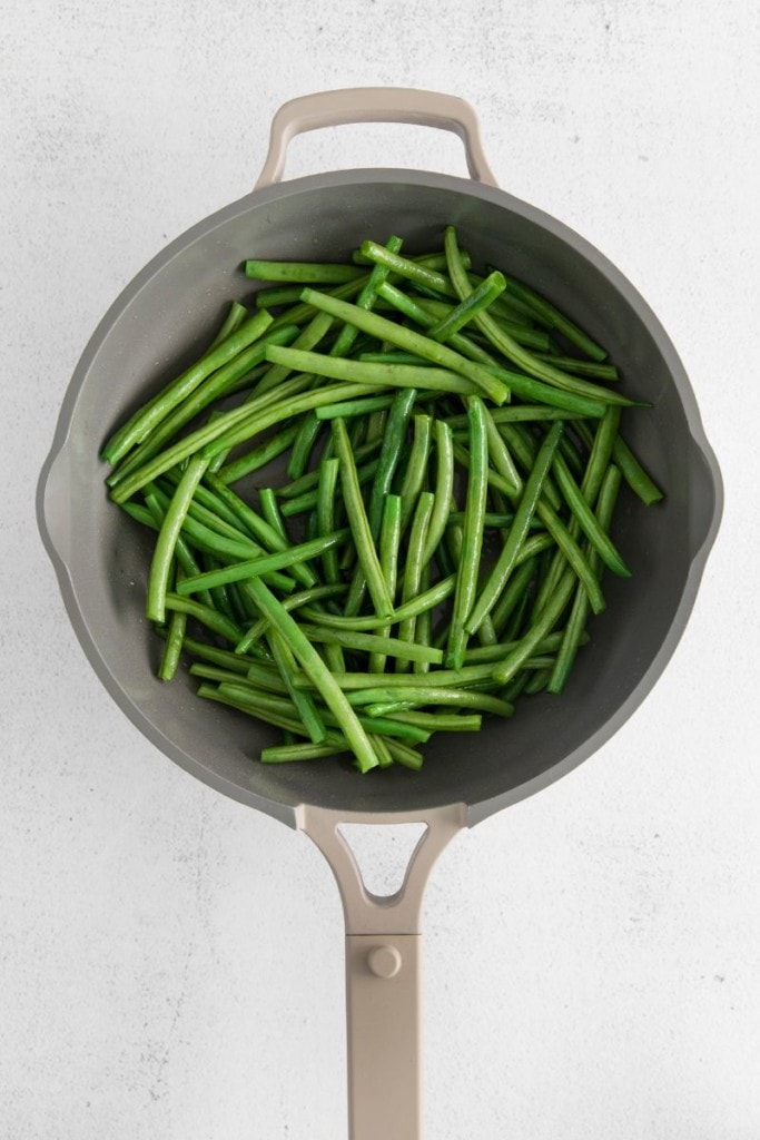 skillet with fresh green beans