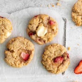Baked strawberry cookies