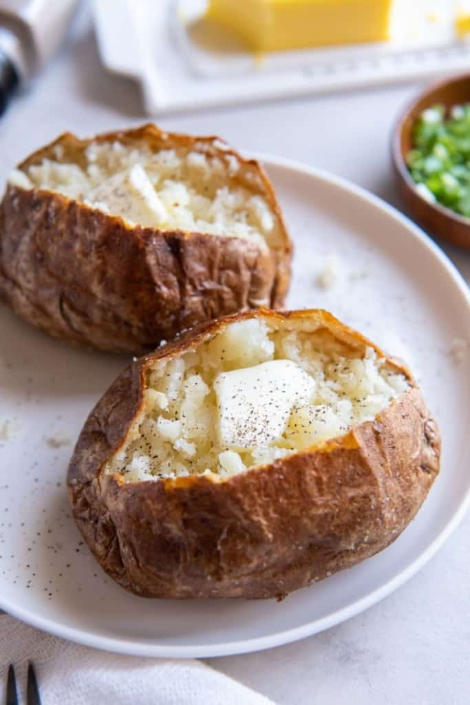 https://www.everydayfamilycooking.com/wp-content/uploads/2022/08/Air-Fryer-Baked-Potato3-683x1024.jpg