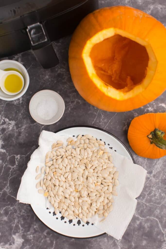 ingredients to make air fryer pumpkin seeds
