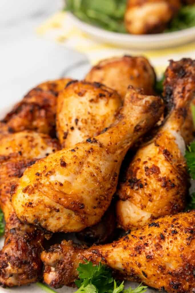 https://www.everydayfamilycooking.com/wp-content/uploads/2022/10/Air-Fryer-Chicken-Legs6-683x1024.jpg