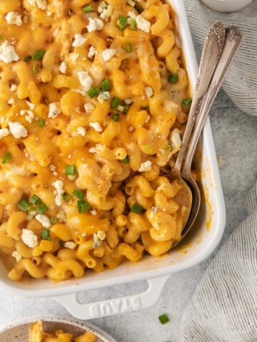 spoon in buffalo chicken mac and cheese