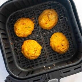 cooked crab cakes in air fryers