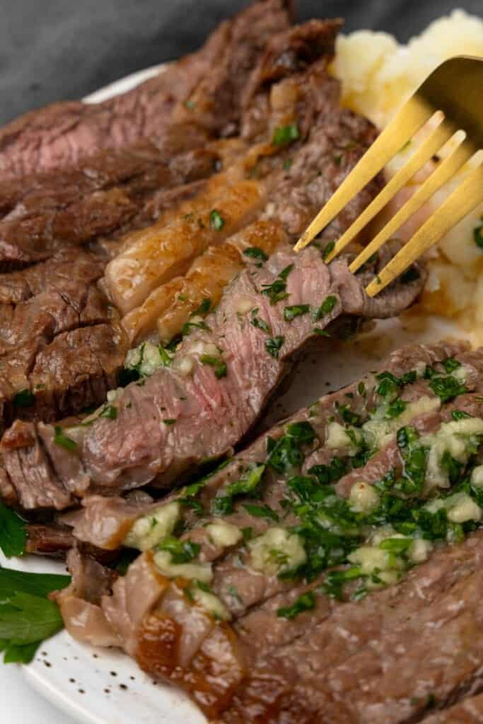 https://www.everydayfamilycooking.com/wp-content/uploads/2023/02/Ninja-Foodi-Steak5-683x1024.jpg