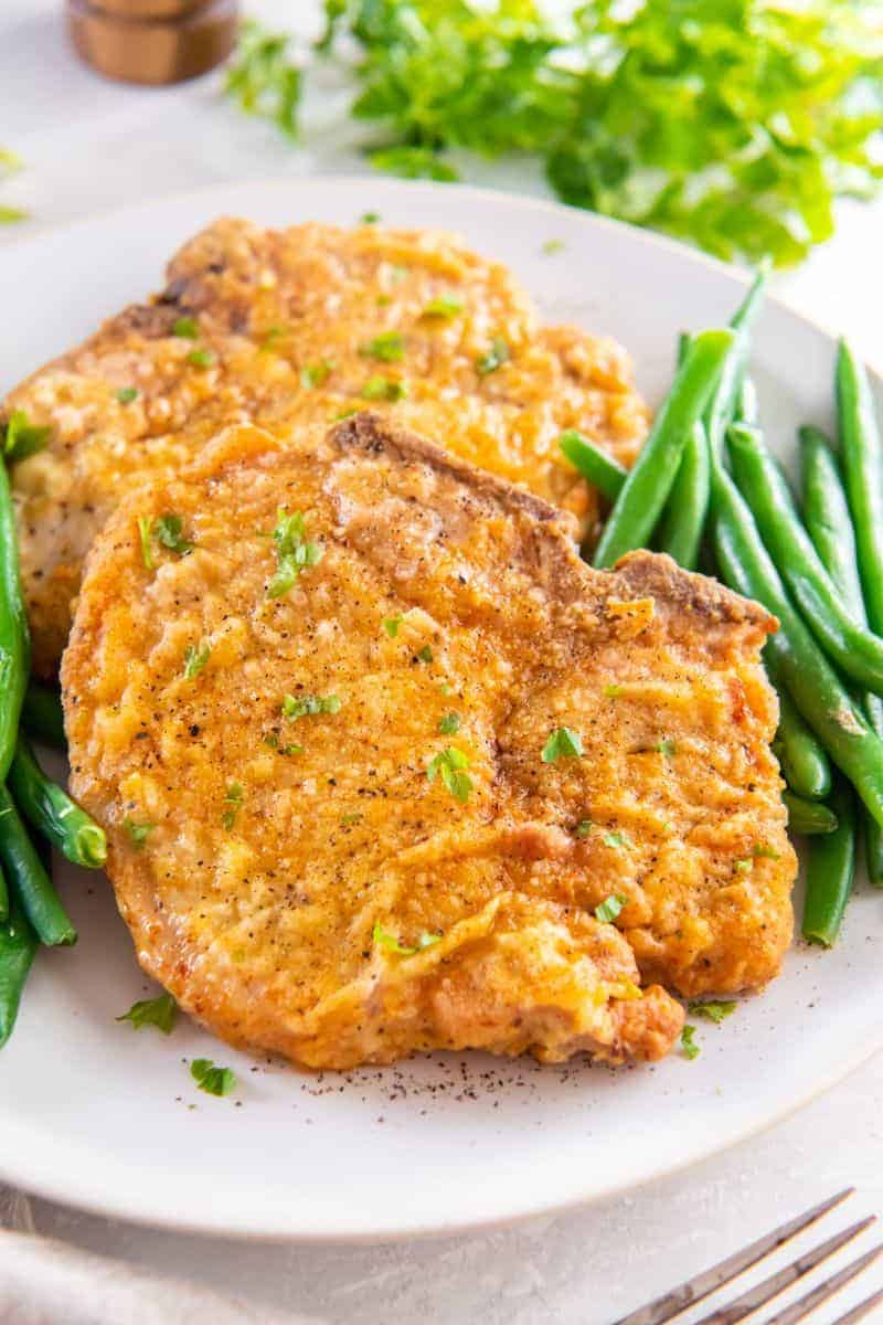 https://www.everydayfamilycooking.com/wp-content/uploads/2023/03/Air-Fryer-Pork-Chops-With-Flour8.jpg