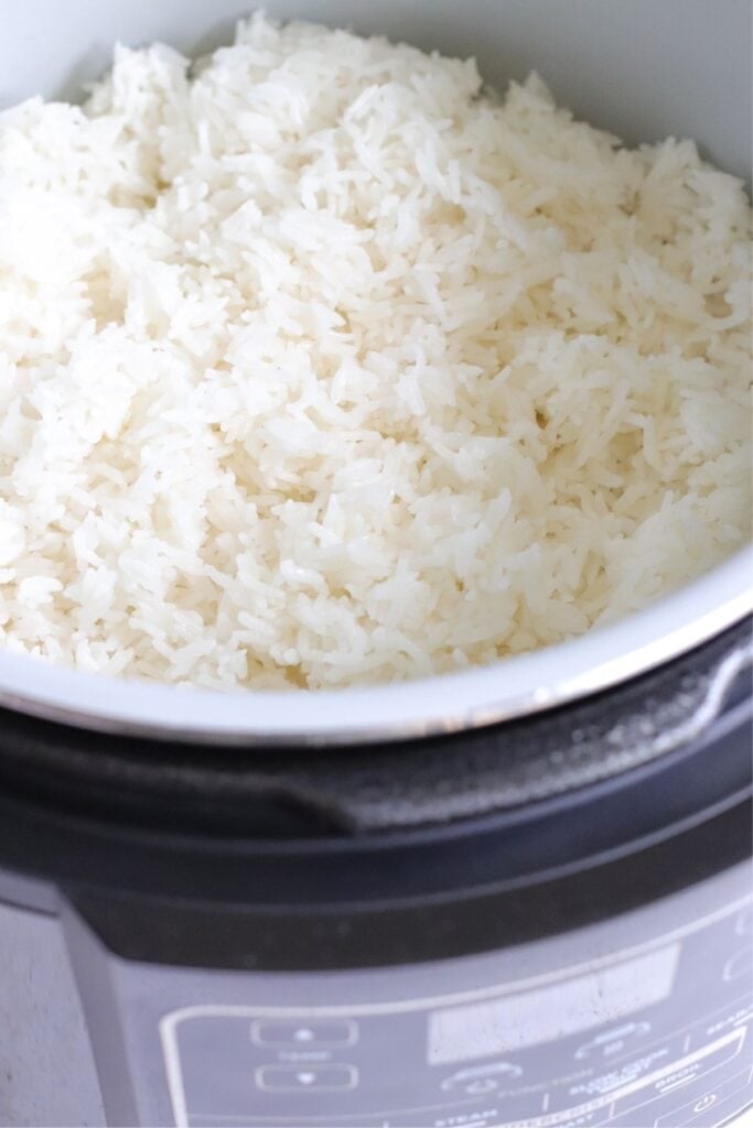 Cooked white rice in the Ninja Foodi all fluffed up.