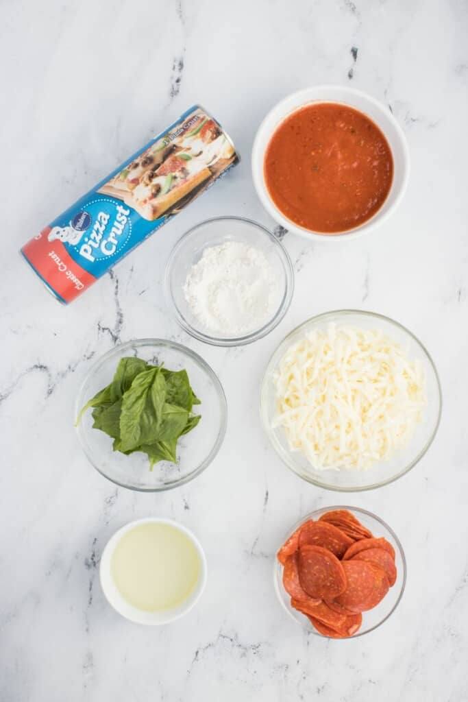 Ingredients needed to prepare pizza in the air fryer.