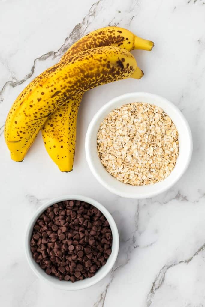 The three ingredients needed to prepare oatmeal cookies.