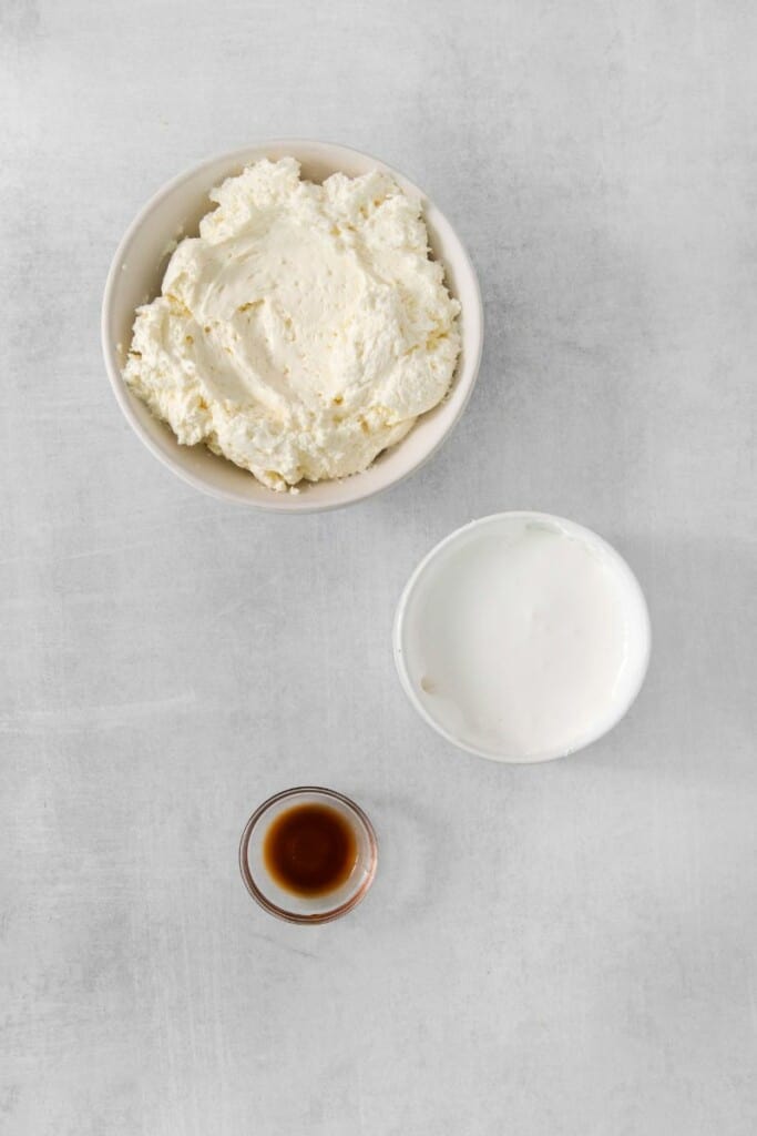 Ingredients needed to prepare marshmallow dip for fruit.