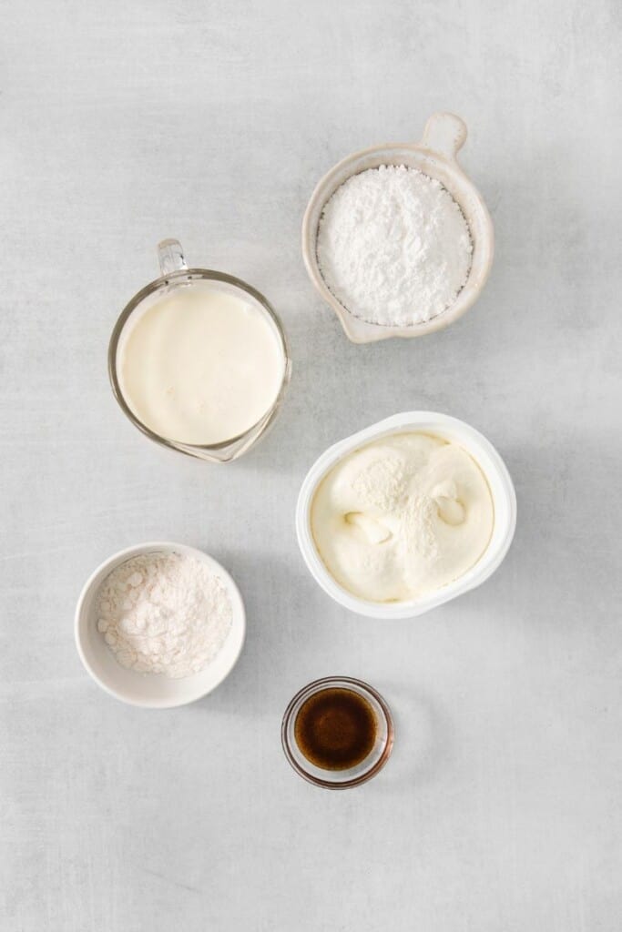 Ingredients needed to prepare vanilla mousse.