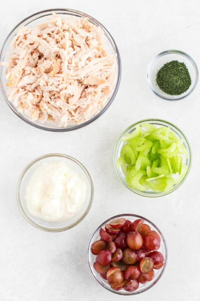 The 5 ingredients needed to prepare chicken salad.