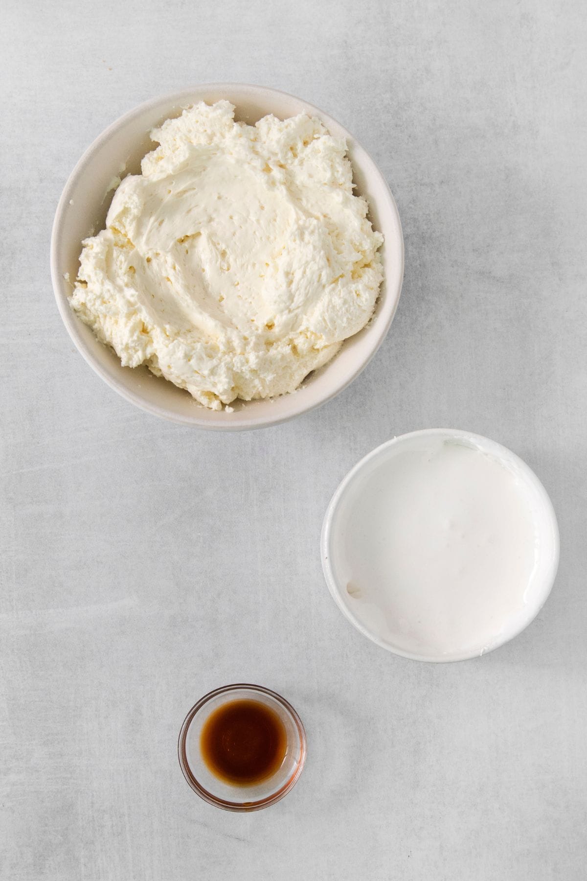 Ingredients needed to make fruit dip with marshmallow dip: cream cheese, marshmallow fluff, and vanilla.
