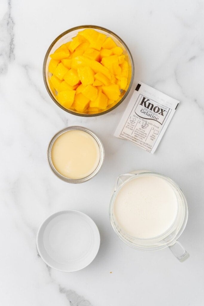 Ingredients needed to prepare mango mousse.