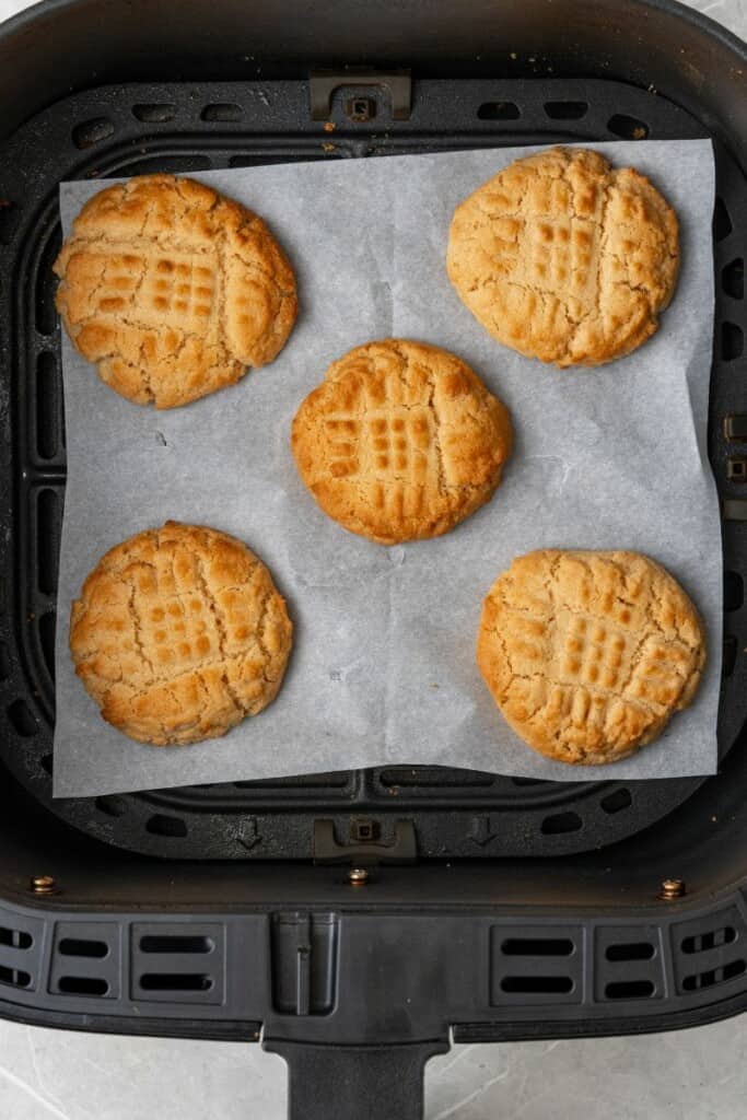 how to make peanut butter cookies in the air fryer 