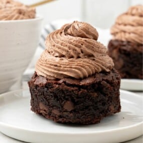 chocolate cool whip on a chocolate cake cupcakes