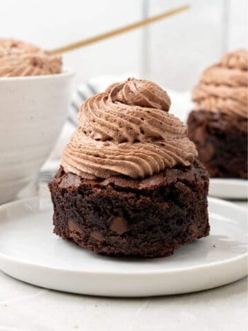 chocolate cool whip on a chocolate cake cupcakes