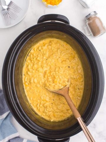 Creamy crockpot mac and cheese.