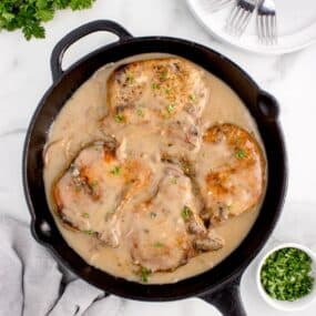 adding pork chops to homemade gravy
