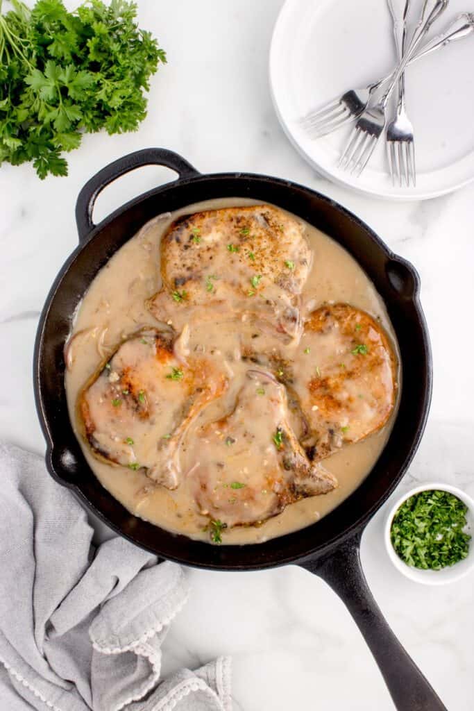 adding pork chops to homemade gravy
