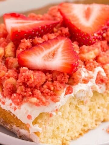 10 Strawberry Recipes That Scream “I’m the Moment!”